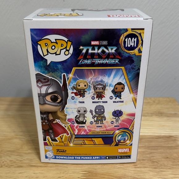 Funko Pop! Mighty Thor with Red Cape and Silver Helmet - Picture 4 of 5